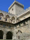 Chiostro interno del palazzo dei Papi: Tour de la Campane