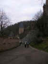 salita tra le due entrate del castello